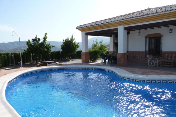 Vista de la cosntrucción de la casa rural Adrián y la piscina en Málaga