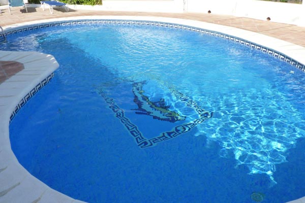 Piscina con forma de gota de agua: Construcción de piscinas en Málaga y Axarquía