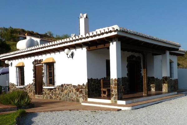 Fachada de casa rural con porche: Constructora de casas rurales en Málaga y Axarquía