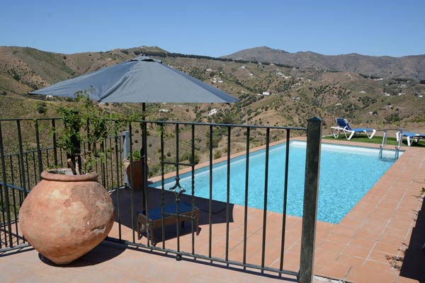 Vista de la construcción de una piscina de una casa rustica en Málaga